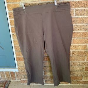 JM Collection Woman Capri Pants